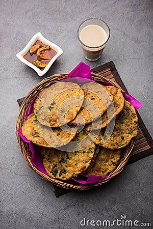 Palak Poori or spinach puri served with chutney, Indian food Stock Photo